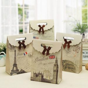 In túi giấy đựng quà với nhiều loại giấy khác nhau